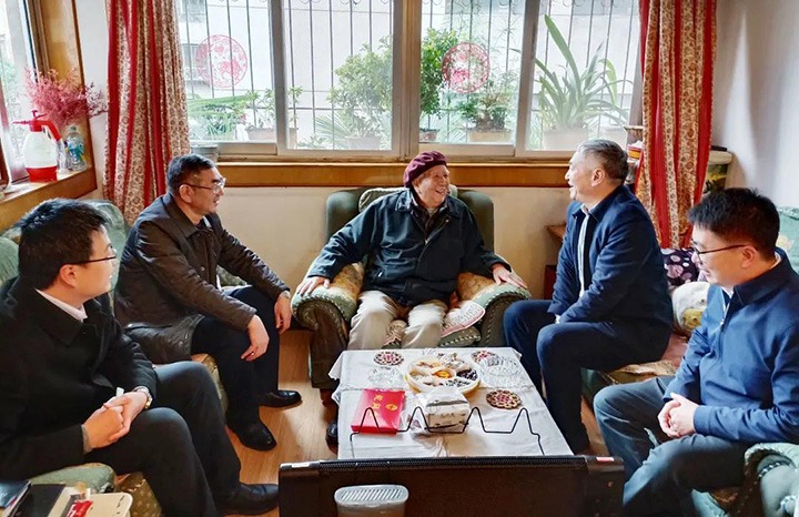 云南省国资委党委委员、副主任洪国正一行到云煤（云顶国际）集团发展春节走访慰问离退老干部活动