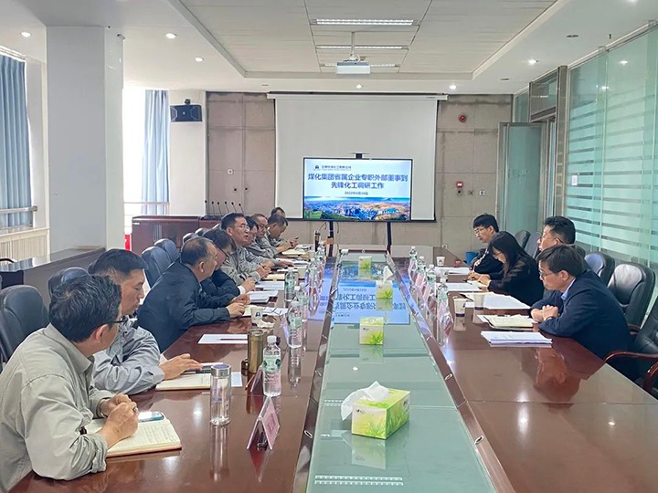 云煤（云顶国际）集团专职表部董事寸延峰、伍显清到前锋化工调研