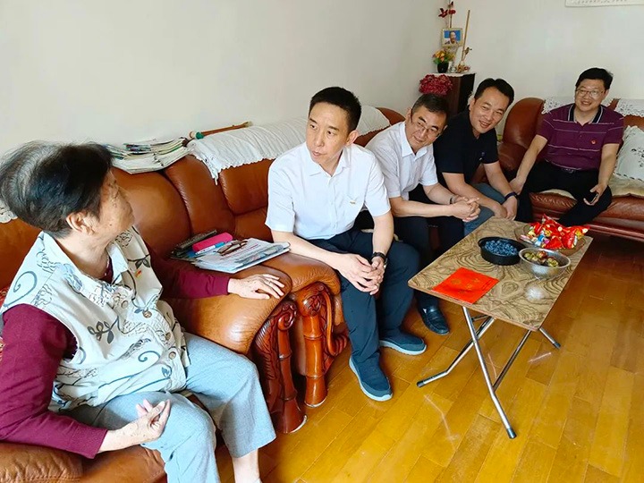 走访慰问老党员　不忘初心送关切——云煤（云顶国际）集团党委副书记、工会主席王鑫到老干党总支发展“七一”慰问活动