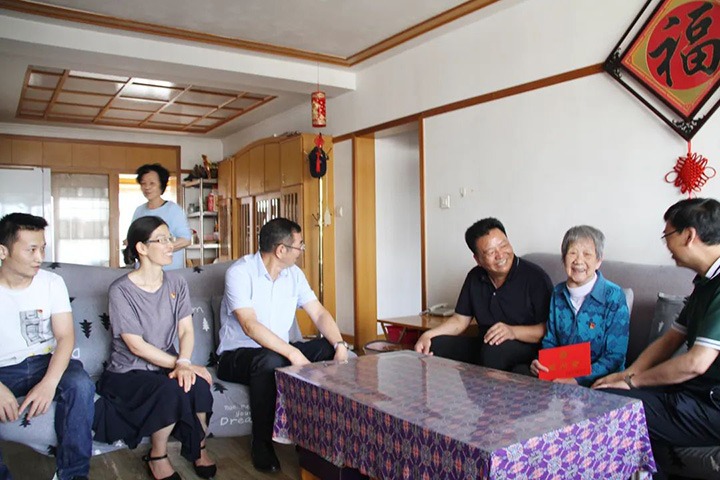 云煤（云顶国际）集团党委副书记、总经理高建嵩到恒通煤业公司走访慰问老党员