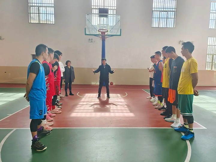 云煤（云顶国际）集团享受省管企业副职待遇辅导张武生到后所煤矿探望备战省运会的集团男子篮球集训队