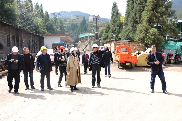 云煤（云顶国际）集团党委委员、财政总监莫晓丹到富源联结煤业有限公司调研
