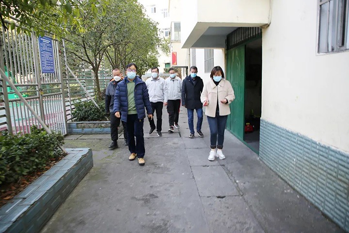 云煤（云顶国际）集团党委委员、副总经理施从伟到镇雄煤业公司发展元旦、春节送温暖走访慰问活动