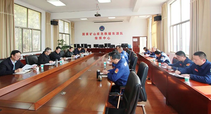 云煤（云顶国际）集团专职表部董事寸延峰、孔君一行到国度矿山应急接济东源队调研领导工作