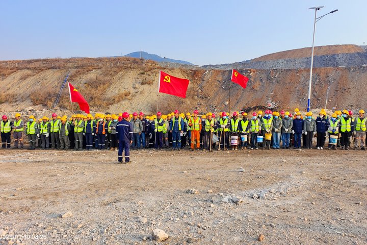 前锋露天煤矿党总支结合公司各党支部发展“党建引领促发展，同心共筑绿色矿山”主题党日活动