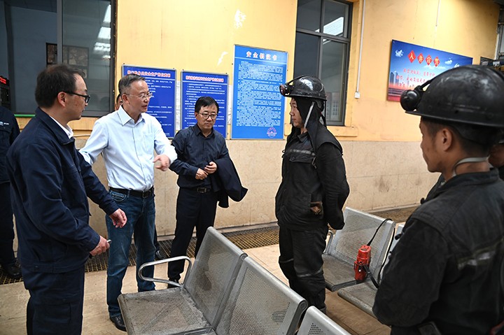 2 统一线职工进行亲切互换.jpg 2 统一线职工进行亲切互换.jpg
