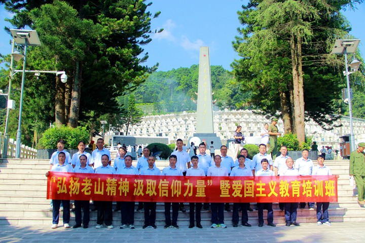 在义士陵寝合影.jpg 在义士陵寝合影.jpg