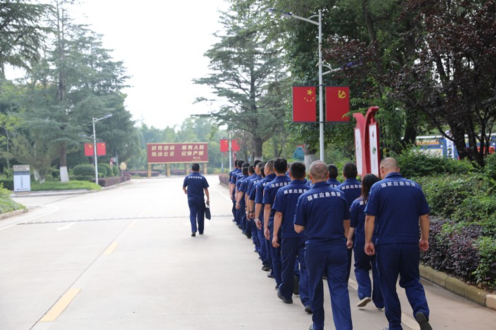 到达曲靖市反腐倡廉警示教育基地.JPG